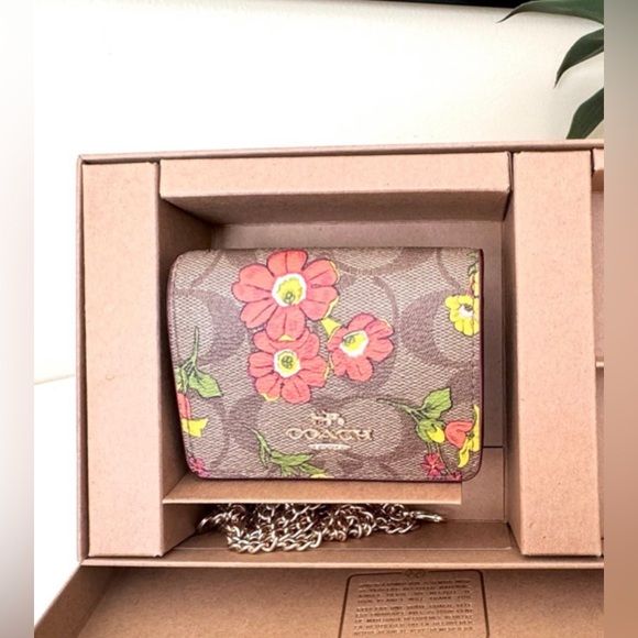 NWT COACH Boxed Mini Wallet On A Chain Floral Print Small White Flowers - Picture 5 of 6